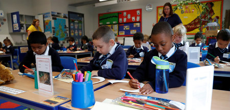 Schülerinnen und Schüler an britischen Schulen lernen wenig über...