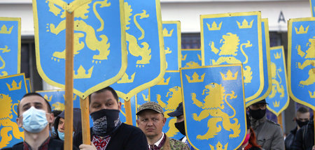 Ukrainische Faschisten marschieren mit Symbolen der SS-Freiwilli...