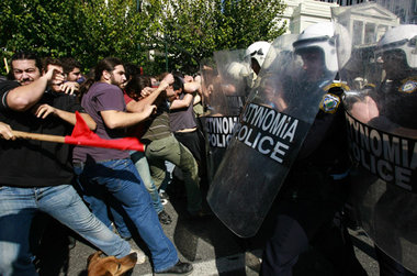 Brutaler Polizeieinsatz gegen Demonstranten in Athen, doch die w...