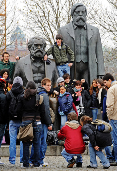 Das erste Mal – Schülergruppe bei Karl Marx und Friedrich Engels...
