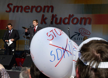 Die SDKU muß weg: Smer-Chef Fico (Mitte) im Wahlkampf
