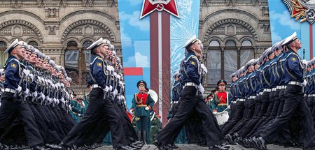Bereit, sich Faschismus entgegenzustellen: Paradeeinheit der rus...