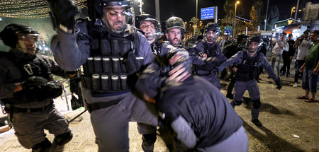 Mit aller Gewalt: Israelischer Polizist schlägt auf einen Paläst...