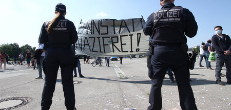 Polizei hält Neonazigegner von »Querdenker«-Kundgebung in Bad Ca...