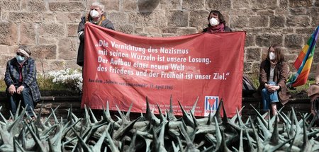 Dem Schwur verpflichtet: Nazigegnerinnen am Ehrenmal für die Opf...