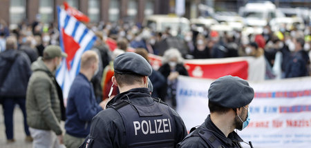 Polizisten im Einsatz bei einer Demonstration von »Düsseldorf st...