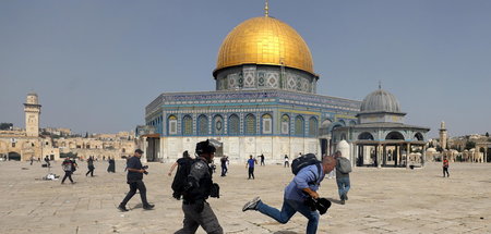 Israelische Polizisten verfolgen Demonstranten vor dem Felsendom...