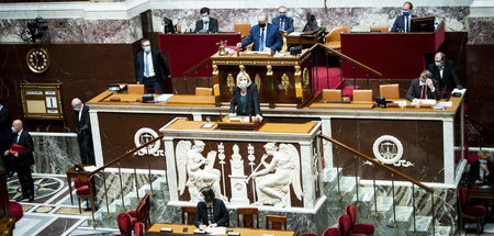 Faschistenführerin Le Pen bei einer Rede in der Nationalversamml... Faschistenführerin Le Pen bei einer Rede in der Nationalversamml...