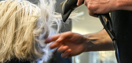 Schön die Aerosole rumfönen: Ein Friseursalon in Berlin Schön die Aerosole rumfönen: Ein Friseursalon in Berlin