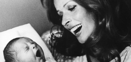 Sie konnte und kann vieles: Senta Berger 1972 mit ihrem Sohn Sim...
