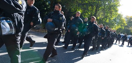 Sind im polizeilichen Wanderkessel oft kaum auszumachen: Ultras,... Sind im polizeilichen Wanderkessel oft kaum auszumachen: Ultras,...