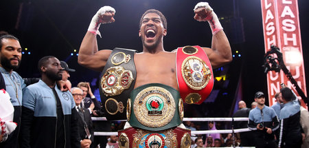 Anthony Joshua feiert seinen Sieg