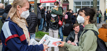 Ran an die Massen: jW-Verteilaktion am 1. Mai in Berlin-Neukölln