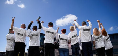 Feierstimmung im Belfaster Stadtviertel Ballymurphy nach der Bek...