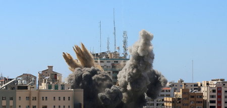 Eine Rakete trifft am Sonnabend das 12stöckige Al-Jalaa-Hochhaus...