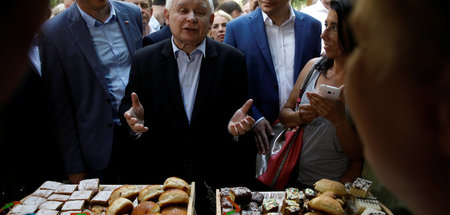 PiS-Chef Jaroslaw Kaczynski bringt reichliche Gaben unters Volk