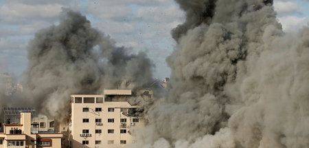 Israelische Armee bombardiert Wohnhäuser in Gaza-Stadt (17.5.202...