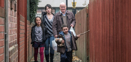 Daniel Blake (Dave Johns) lernt Katie (Hayley Squires) und ihre ...