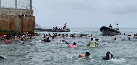 Schutzsuchende legten zwei Kilometer im Wasser zurück, um die Ex...