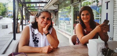 Nahid Taghavi (l.) und ihre Tochter Mariam Claren (undatierte Au...