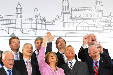 Luftschlösser sind schon was Feines: Angela Merkel und die Minis... Luftschlösser sind schon was Feines: Angela Merkel und die Minis...