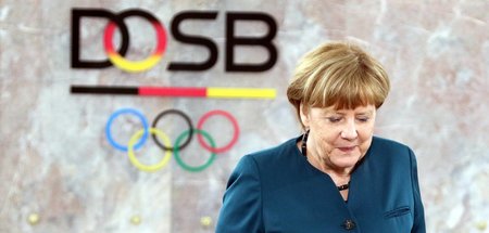Nicht allzu berührt: Angela Merkel bei der Feier zu zehn Jahren ... Nicht allzu berührt: Angela Merkel bei der Feier zu zehn Jahren ...