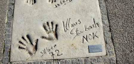 Holte 1972 Silber: Die Handabdrücke von Klaus Steinbach, in eine... Holte 1972 Silber: Die Handabdrücke von Klaus Steinbach, in eine...