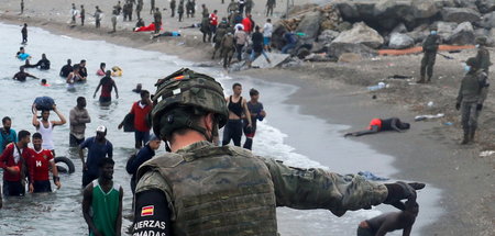 Spanische Soldaten treiben Tausende Geflüchtete brutal aus der E...