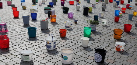 Eimerweise Kunst oder Kunst im Eimer? Protestaktion der Initiati... Eimerweise Kunst oder Kunst im Eimer? Protestaktion der Initiati...