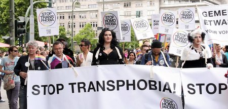 Gemeinsam gegen Homo- und Transfeindlichkeit: Demonstration in B...