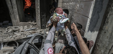 Rettung eines Säuglings aus einem Gebäude, das durch einen israe... Rettung eines Säuglings aus einem Gebäude, das durch einen israe...