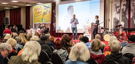 Autor und Aktivist Max Zirngast (l.) mit Redakteurin Ina Sembdne...