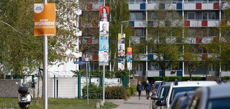 Wahlkampfberuhigte Zone: Einige Plakate hängen in einem Magdebur...