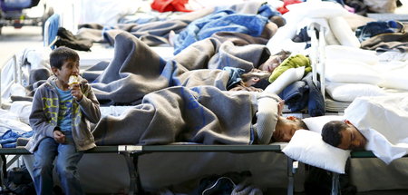 Keine Wohnung, keine Privatsphäre: In einer Sporthalle untergebr...