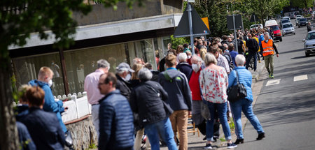 Anstehen für Freizügigkeit: Warteschlange am Mittwoch vor einer ...