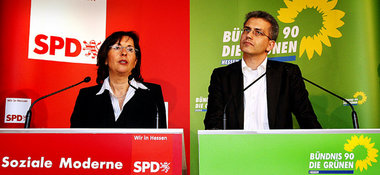 Mit ihrem Koalitionsvertrag haben Andrea Ypsilanti und Tarek Al-... Mit ihrem Koalitionsvertrag haben Andrea Ypsilanti und Tarek Al-...
