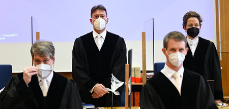 Roben in Aktion: Prozessauftakt gegen Exmitarbeiter der insolven... Roben in Aktion: Prozessauftakt gegen Exmitarbeiter der insolven...
