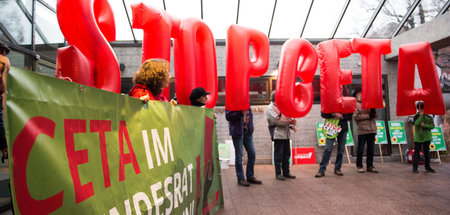 Protest gegen Handelsabkommen CETA auf der Landesdelegiertenkonf... Protest gegen Handelsabkommen CETA auf der Landesdelegiertenkonf...