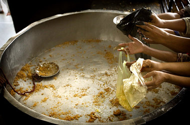 Armenspeisung in Lahore (Pakistan). Über eine Milliarde Menschen... Armenspeisung in Lahore (Pakistan). Über eine Milliarde Menschen...