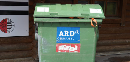 Hat der ARD-Sticker auf dieser Mülltonne am Trainingslager der N...
