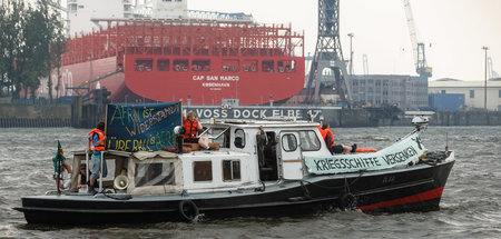 Kutter gegen Kriegsschiffe: Aktivisten im Hamburger Hafen (10.5....