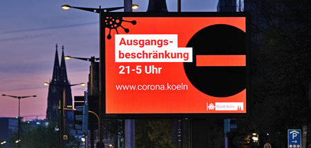 »Mitunter fundamentale Einschränkungen«: Anzeigetafel in Köln (A...
