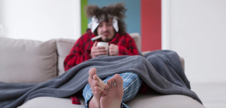 JJL bückte sich und begann, seine Finger zwischen den nackten Ze... JJL bückte sich und begann, seine Finger zwischen den nackten Ze...
