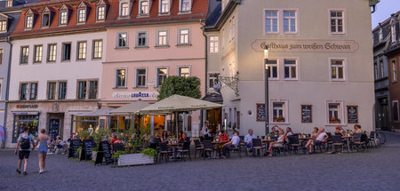 Wir saßen windgeschützt in einer Ecke, tranken in schneller Folg... Wir saßen windgeschützt in einer Ecke, tranken in schneller Folg...