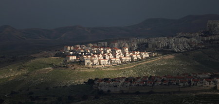 Ruhe vor dem Sturm: Israelische Siedlung auf besetztem palästine...
