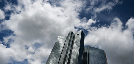 In die Höhe ragt die Zentrale der Deutschen Bank – steile Boni g... In die Höhe ragt die Zentrale der Deutschen Bank – steile Boni g...