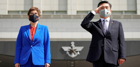 Stillgestanden! Wehrministerin Annegret Kramp-Karrenbauer und ih...