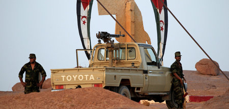 Soldaten der »Frente Polisario« stehen in der Westsahara wieder ... Soldaten der »Frente Polisario« stehen in der Westsahara wieder ...