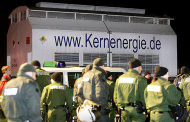 Der Atomstaat marschiert. Castortransport im Wendland, November ... Der Atomstaat marschiert. Castortransport im Wendland, November ...