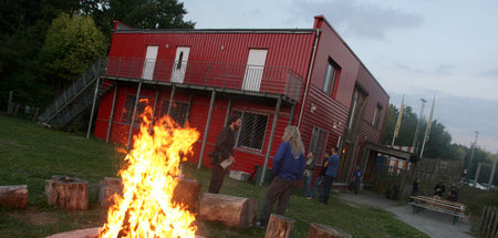 Lagerfeuerstimmung vor einem Jugendzentrum der »Falken« 17.9.201...